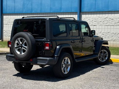 Used 2018 Jeep Wrangler Unlimited Sahara AWD/4WD image 5