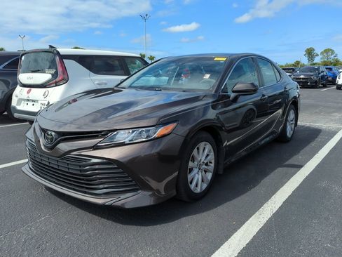 Used 2018 Toyota Camry LE image 4