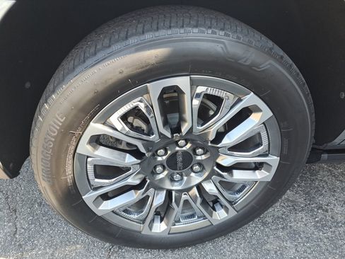 Used 2024 GMC Yukon Denali Ultimate AWD/4WD image 17