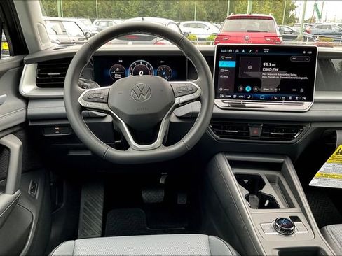 New 2025 Volkswagen Tiguan SE image 17