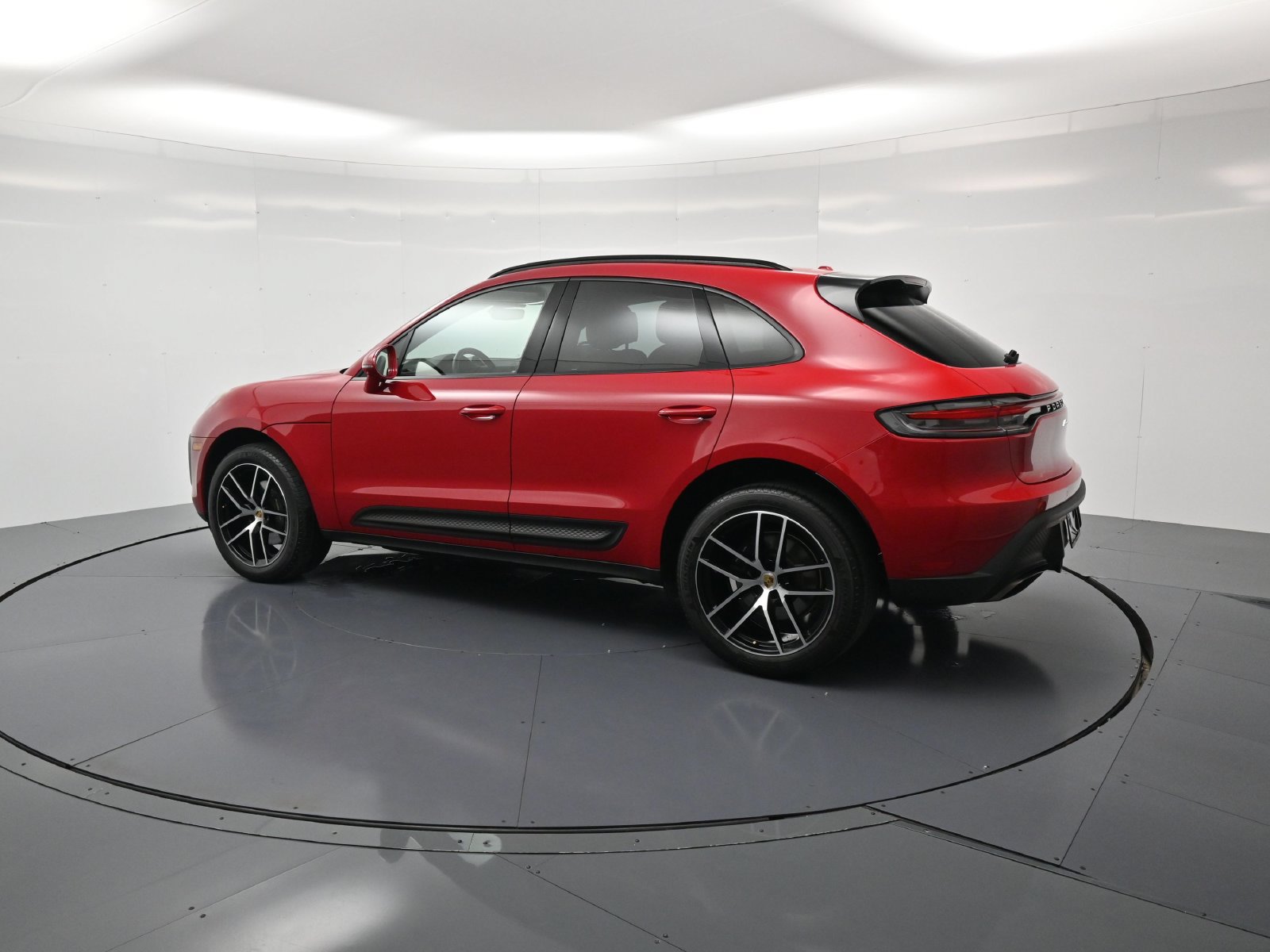 Certified 2025 Porsche Macan AWD/4WD image 3