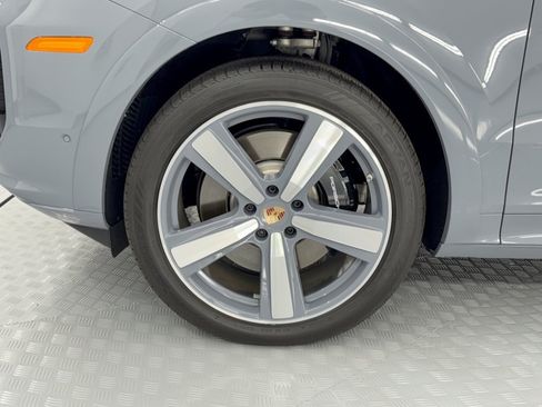 Certified 2025 Porsche Cayenne S AWD/4WD image 13