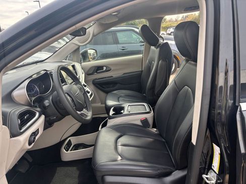 Used 2023 Chrysler Pacifica Touring-L image 28