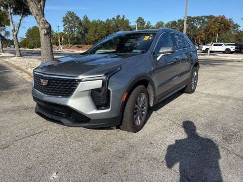 Used 2024 Cadillac XT4 Premium Luxury image 3