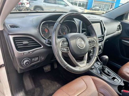 Used 2019 Jeep Cherokee Overland w/ Technology Group AWD/4WD image 12