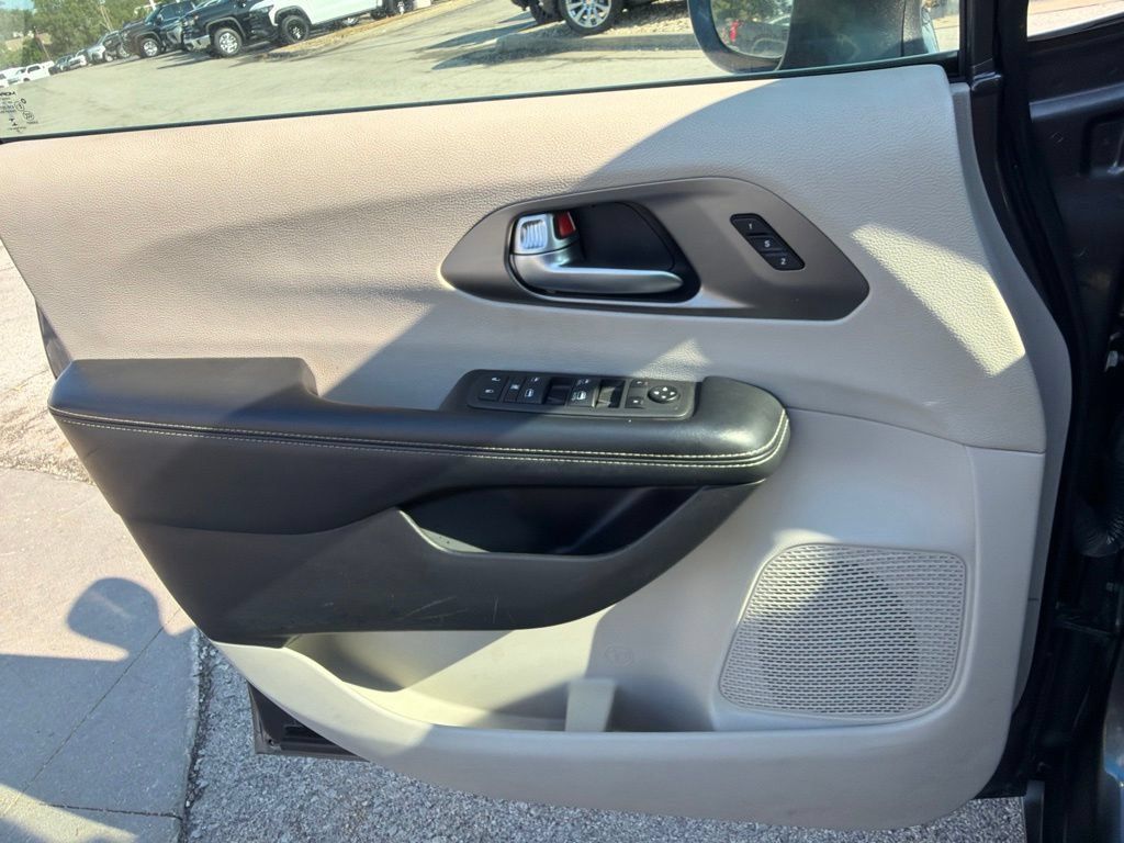 Used 2021 Chrysler Pacifica Touring-L FWD image 35