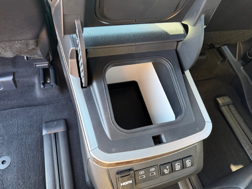 Used 2025 Toyota Sienna Platinum AWD/4WD image 39