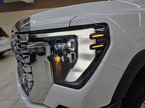 Used 2024 GMC Sierra 2500 Denali w/ Technology Package AWD/4WD image 10