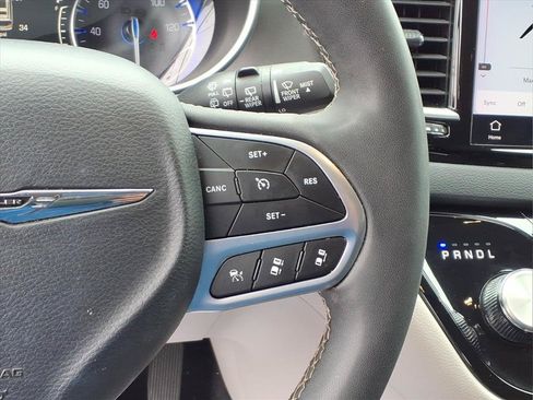 Used 2024 Chrysler Pacifica Touring-L FWD image 12