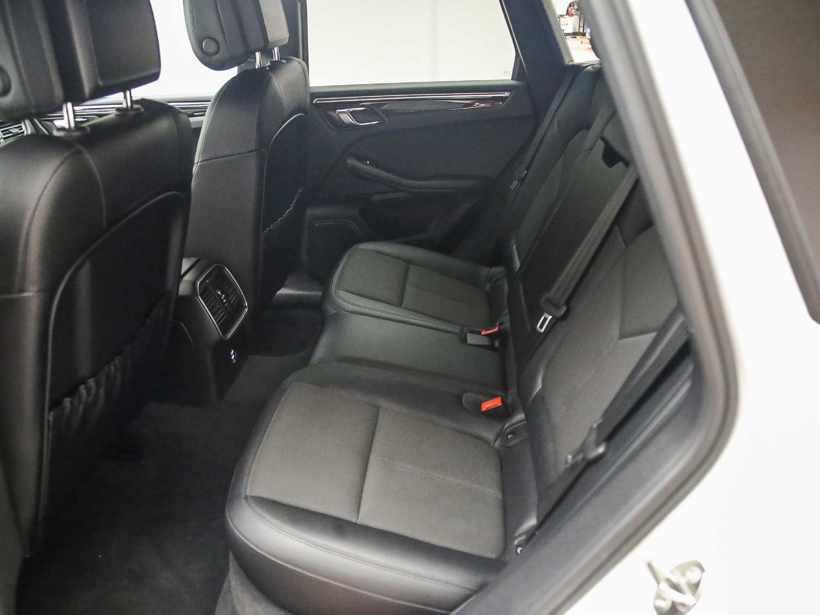 Certified 2022 Porsche Macan AWD/4WD image 22