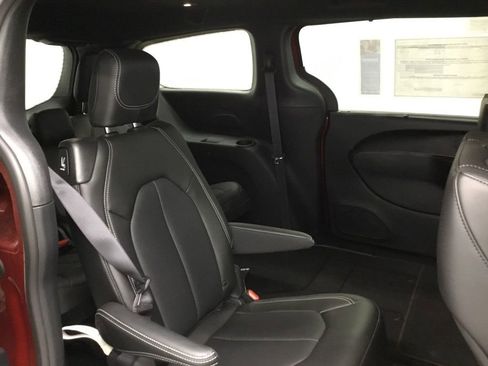 New 2025 Chrysler Pacifica Select image 44