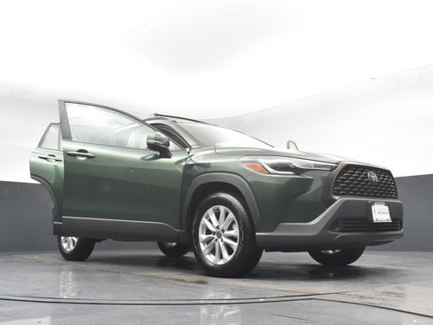 Used 2023 Toyota Corolla Cross LE w/ Moonroof Package image 28