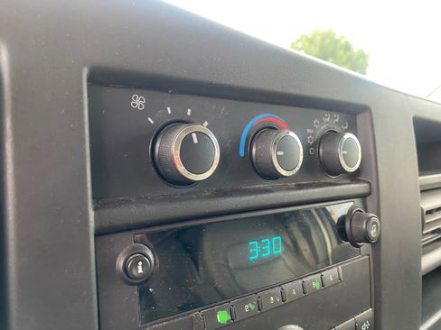 Used 2014 Chevrolet Express 1500 image 35