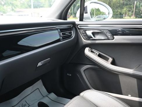 Used 2024 Porsche Macan AWD/4WD image 28
