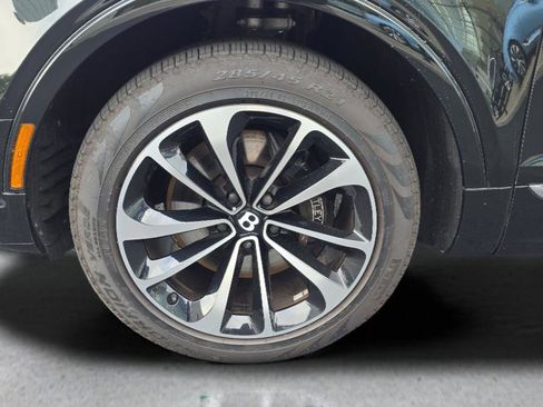 Used 2023 Bentley Bentayga image 18