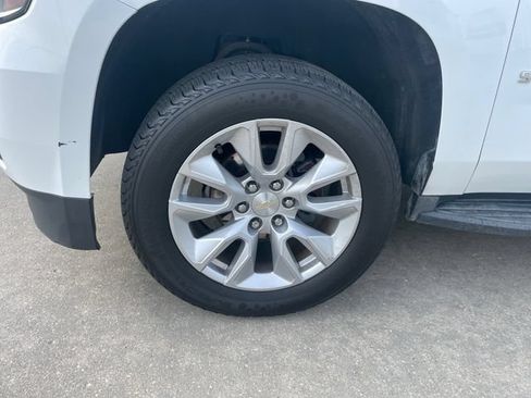 Used 2017 Chevrolet Suburban LT RWD image 29