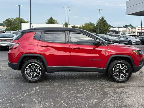 Used 2024 Jeep Compass Trailhawk w/ Trailhawk Convenience Group AWD/4WD image 10