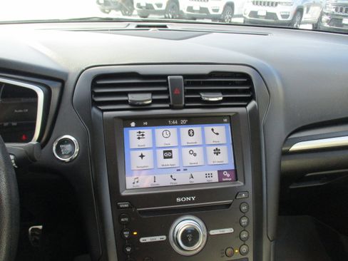 Used 2018 Ford Fusion Titanium image 16