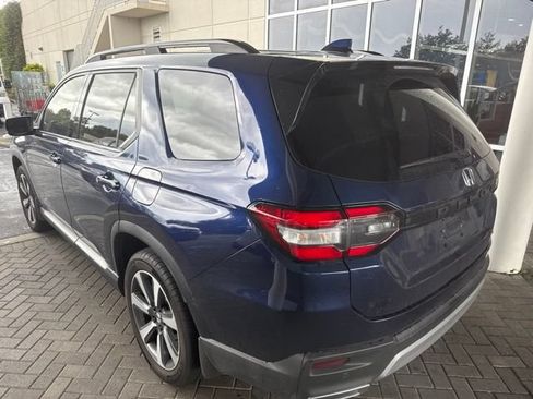 Used 2024 Honda Pilot Touring image 4