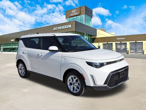 Used 2025 Kia Soul LX w/ LX Technology Package image 3