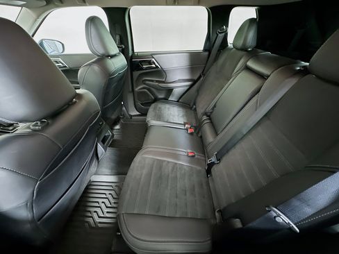 Used 2024 Mitsubishi Outlander SE image 28