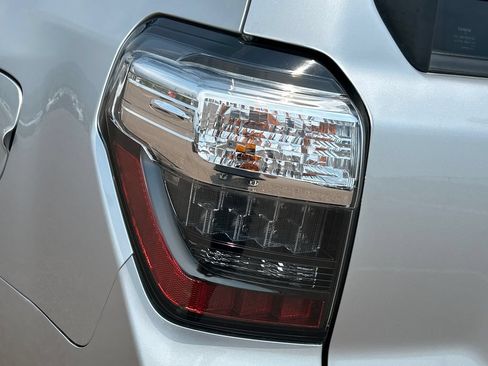 Used 2020 Toyota 4Runner SR5 Premium w/ Moonroof Package AWD/4WD image 23