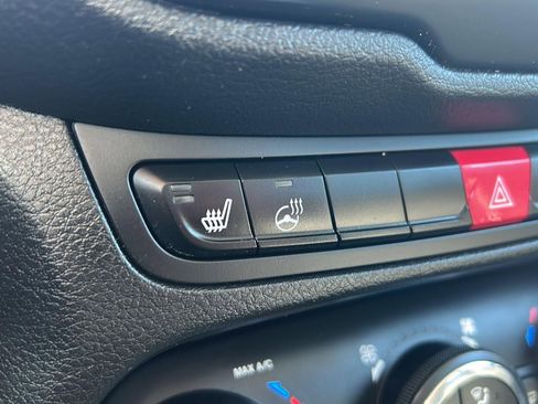 Used 2015 Jeep Renegade Latitude w/ Popular Equipment Group image 27