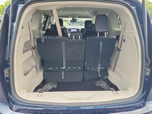 Used 2024 Chrysler Pacifica Touring-L FWD image 9