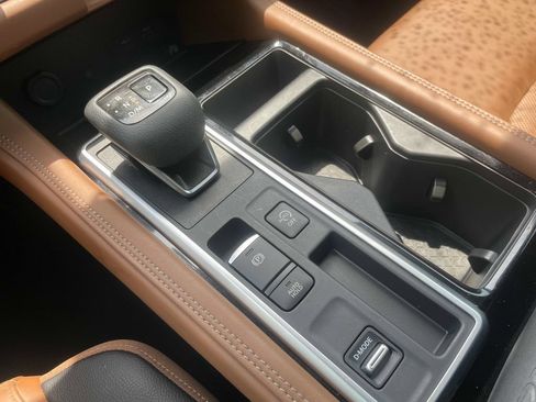 Used 2025 Nissan Pathfinder Platinum FWD image 32