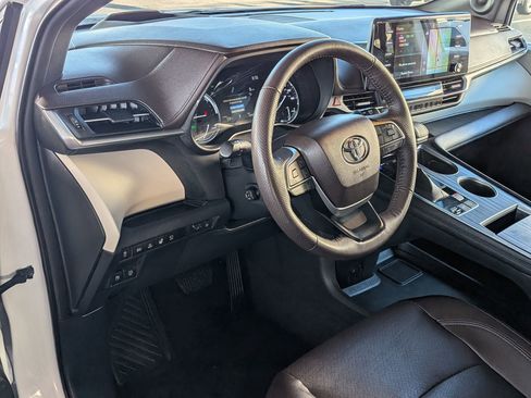 Certified 2023 Toyota Sienna Platinum image 13