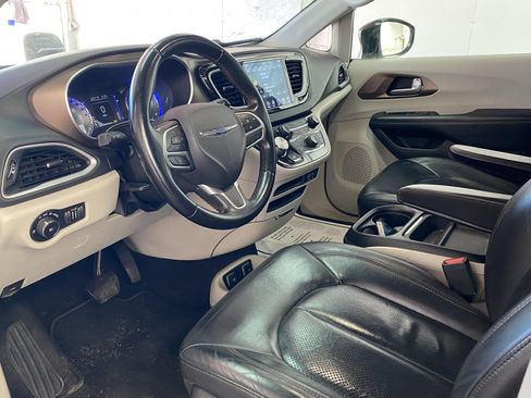Used 2018 Chrysler Pacifica Touring-L w/ Premium Audio Group image 19