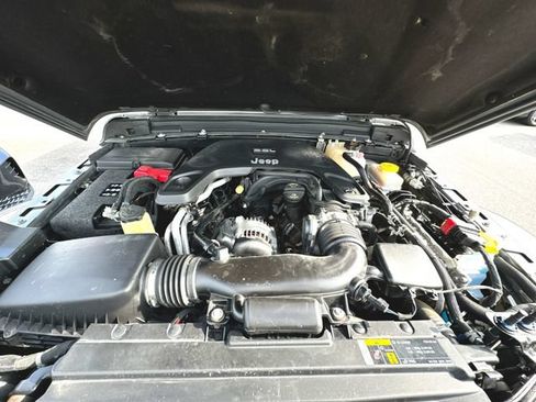 Used 2018 Jeep Wrangler Unlimited Sahara AWD/4WD image 31