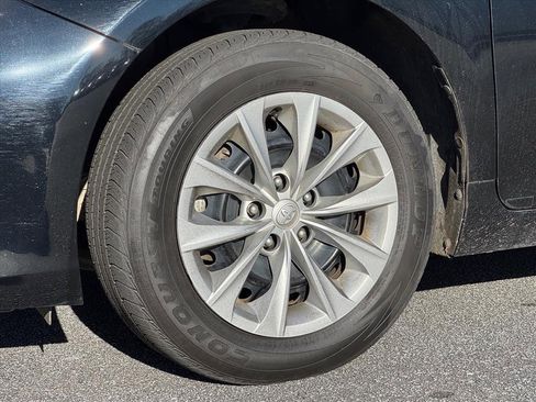 Used 2017 Toyota Camry LE image 9