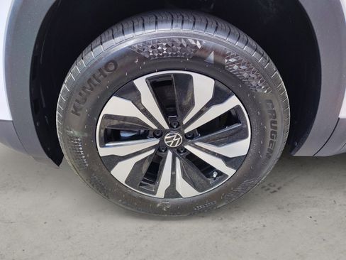 Used 2025 Volkswagen Atlas SE FWD image 9