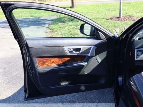 Used 2011 Jaguar XF Premium image 13