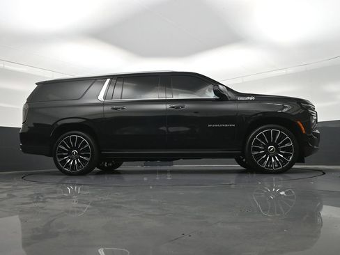 Used 2026 Chevrolet Suburban High Country AWD/4WD image 30