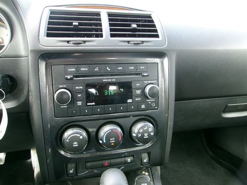 Used 2010 Dodge Challenger SE image 27