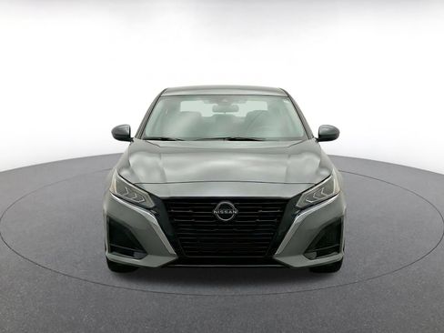 Used 2025 Nissan Altima 2.5 SV FWD image 2