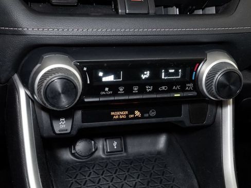 Used 2020 Toyota RAV4 LE FWD image 19