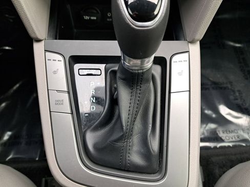 Used 2017 Hyundai Elantra Limited image 27