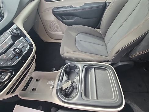 Used 2020 Chrysler Pacifica Touring w/ Advanced Safetytec Group image 21