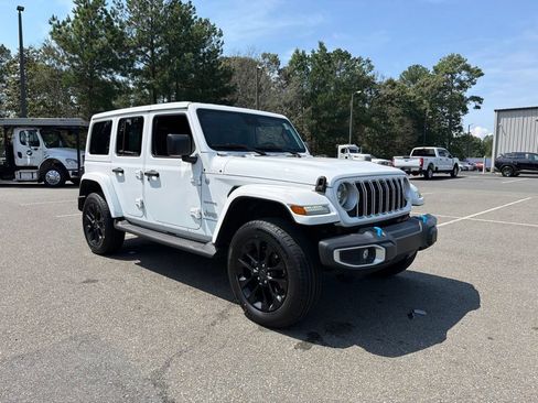 Used 2024 Jeep Wrangler Unlimited Sahara w/ Technology Group AWD/4WD image 4