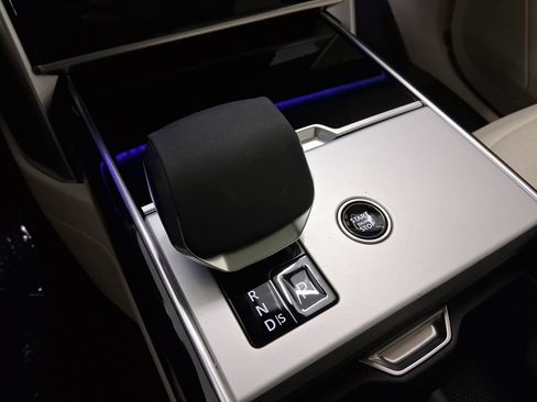 New 2025 Land Rover Range Rover Long Wheelbase SE image 18