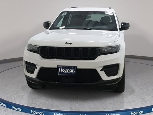 Used 2023 Jeep Grand Cherokee Altitude AWD/4WD image 3