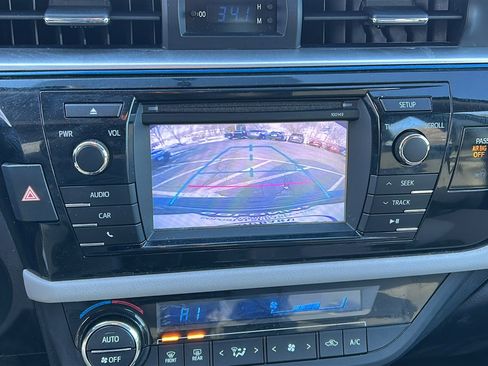 Used 2015 Toyota Corolla LE image 17