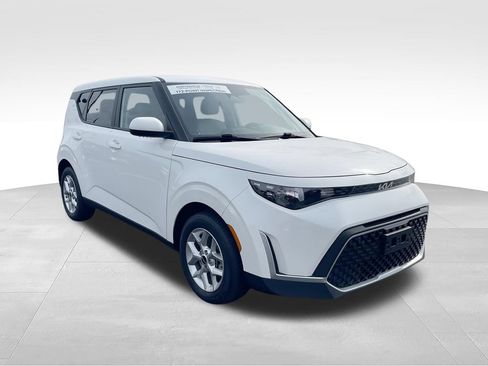 Certified 2025 Kia Soul LX w/ LX Technology Package FWD image 2