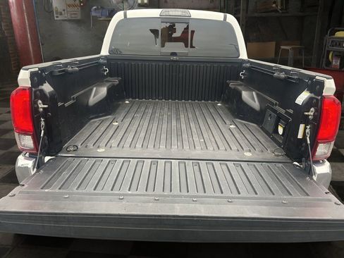 Used 2019 Toyota Tacoma TRD Off-Road image 10