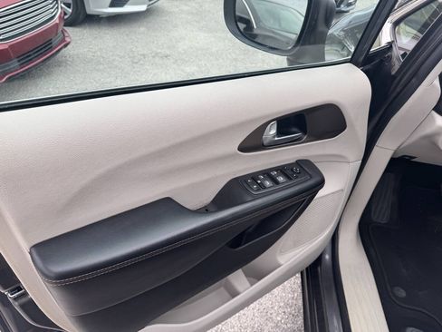 Used 2017 Chrysler Pacifica LX FWD image 8