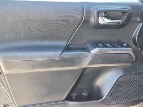 Used 2021 Toyota Tacoma TRD Sport w/ Technology Package image 11