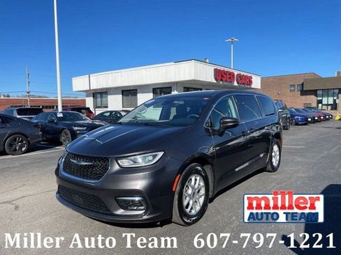 Used 2023 Chrysler Pacifica Touring-L image 1